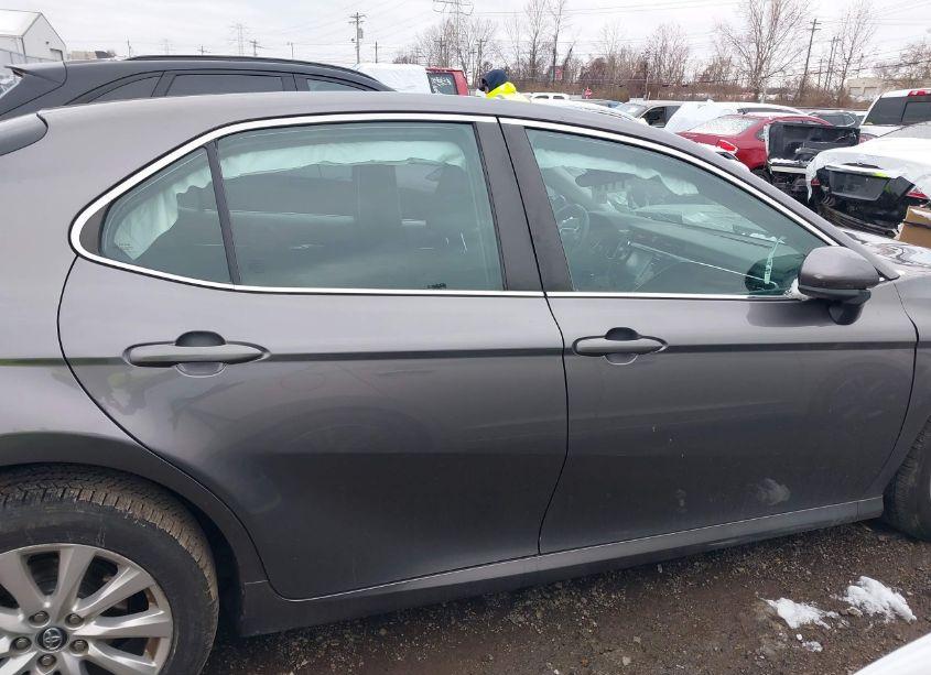 Photo 13 of 2018 Toyota Camry LE (VIN 4T1B11HK0JU101630)