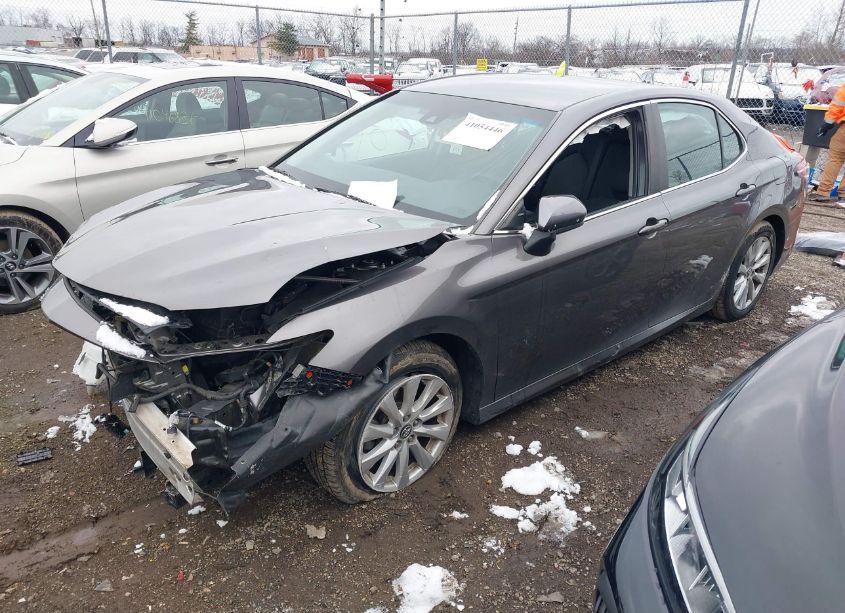 Photo 2 of 2018 Toyota Camry LE (VIN 4T1B11HK0JU101630)