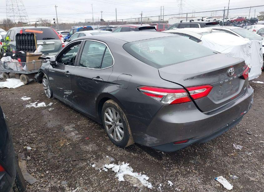 Photo 3 of 2018 Toyota Camry LE (VIN 4T1B11HK0JU101630)