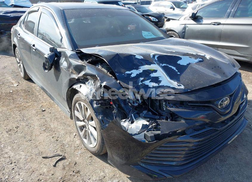 Photo 6 of 2018 Toyota Camry LE (VIN 4T1B11HK0JU102714)