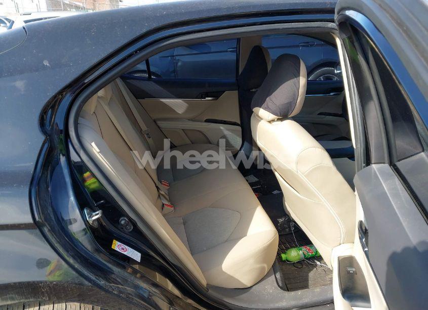 Photo 8 of 2018 Toyota Camry LE (VIN 4T1B11HK0JU102714)