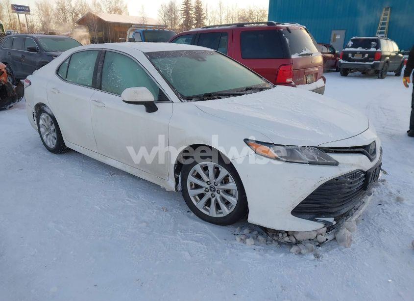 2018 Toyota Camry LE (VIN 4T1B11HK0JU106634) main photo
