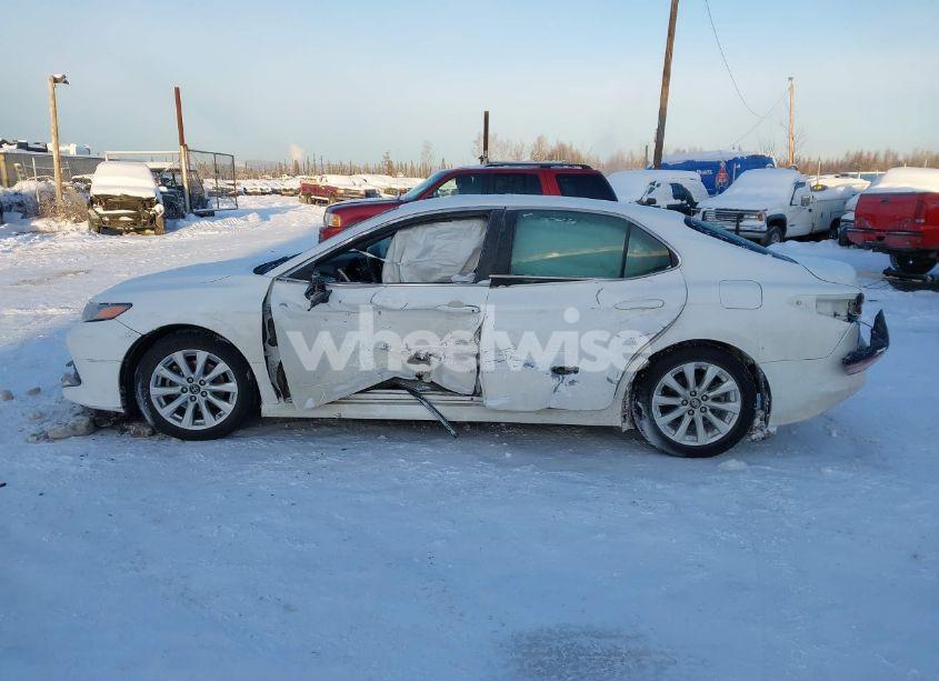 Photo 14 of 2018 Toyota Camry LE (VIN 4T1B11HK0JU106634)