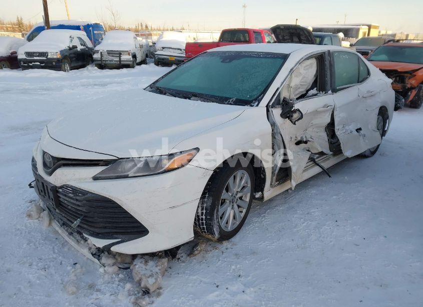 Photo 2 of 2018 Toyota Camry LE (VIN 4T1B11HK0JU106634)