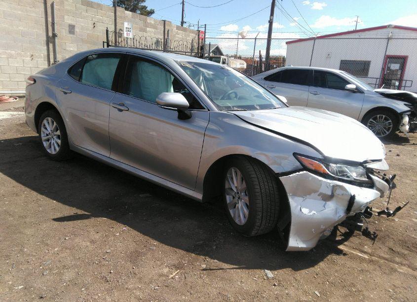 2018 Toyota Camry LE (VIN 4T1B11HK0JU108237) main photo