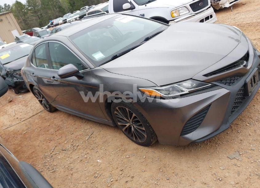 2018 Toyota Camry SE (VIN 4T1B11HK0JU109548) main photo
