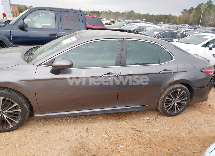 Photo 14 of 2018 Toyota Camry SE (VIN 4T1B11HK0JU109548)