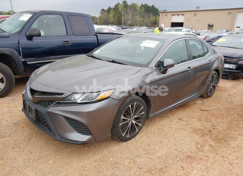 Photo 2 of 2018 Toyota Camry SE (VIN 4T1B11HK0JU109548)