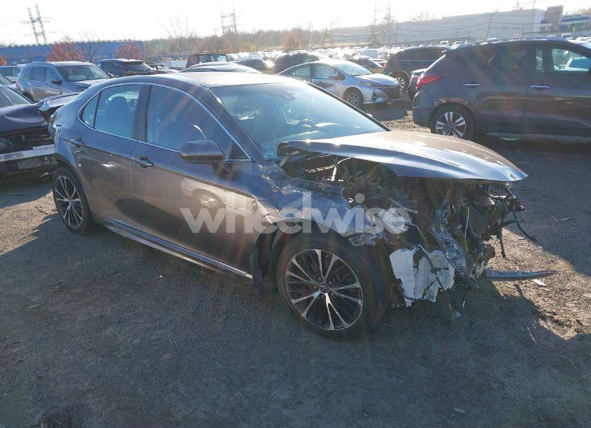 2018 Toyota Camry SE (VIN 4T1B11HK0JU115396) main photo