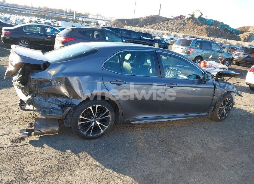 Photo 14 of 2018 Toyota Camry SE (VIN 4T1B11HK0JU115396)