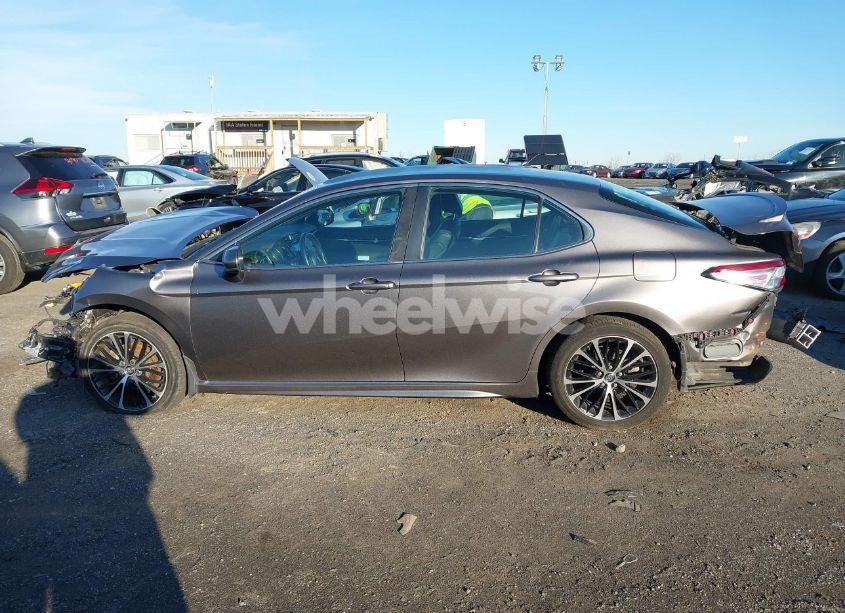 Photo 15 of 2018 Toyota Camry SE (VIN 4T1B11HK0JU115396)
