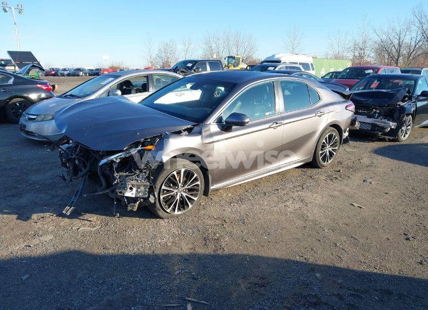 Photo 2 of 2018 Toyota Camry SE (VIN 4T1B11HK0JU115396)