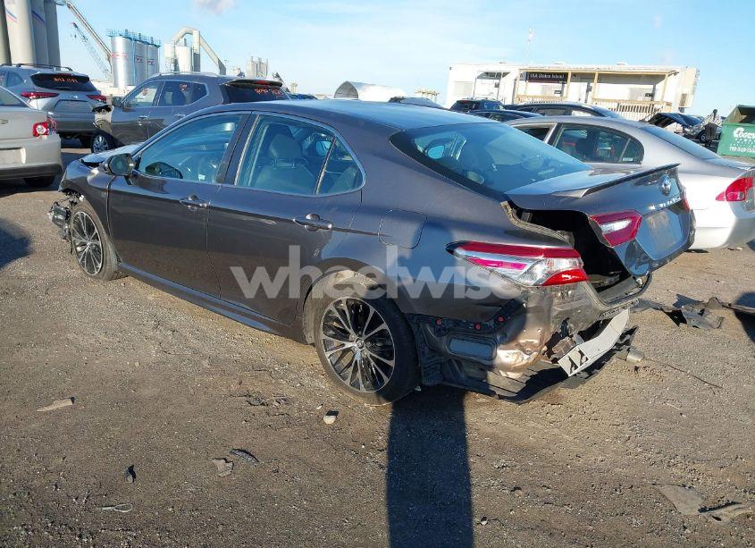 Photo 3 of 2018 Toyota Camry SE (VIN 4T1B11HK0JU115396)