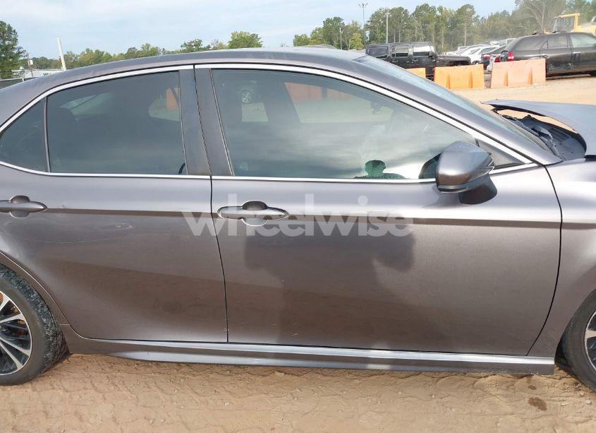 Photo 13 of 2018 Toyota Camry SE (VIN 4T1B11HK0JU136653)