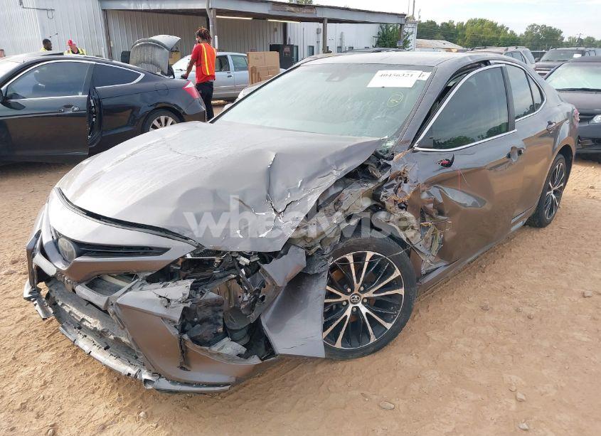 Photo 2 of 2018 Toyota Camry SE (VIN 4T1B11HK0JU136653)