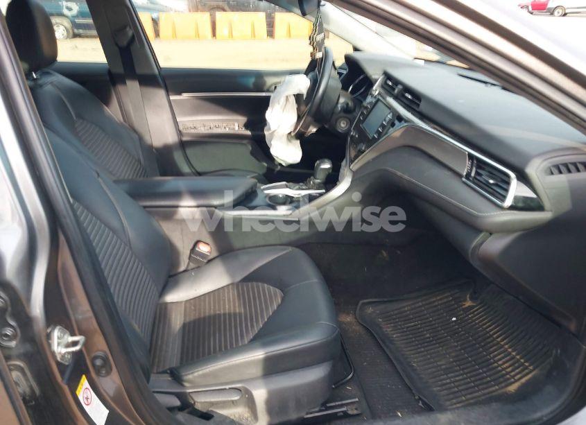 Photo 5 of 2018 Toyota Camry SE (VIN 4T1B11HK0JU136653)