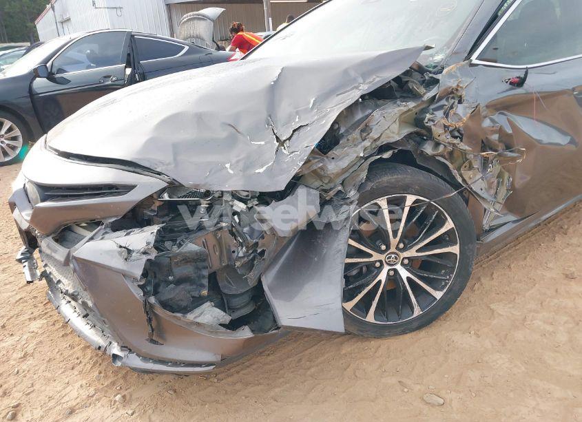 Photo 6 of 2018 Toyota Camry SE (VIN 4T1B11HK0JU136653)