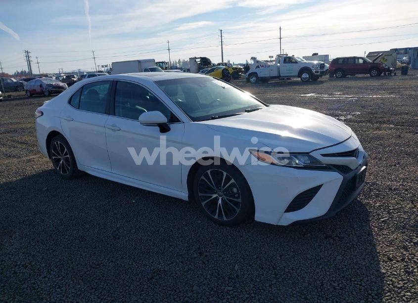 2018 Toyota Camry SE (VIN 4T1B11HK0JU138144) main photo