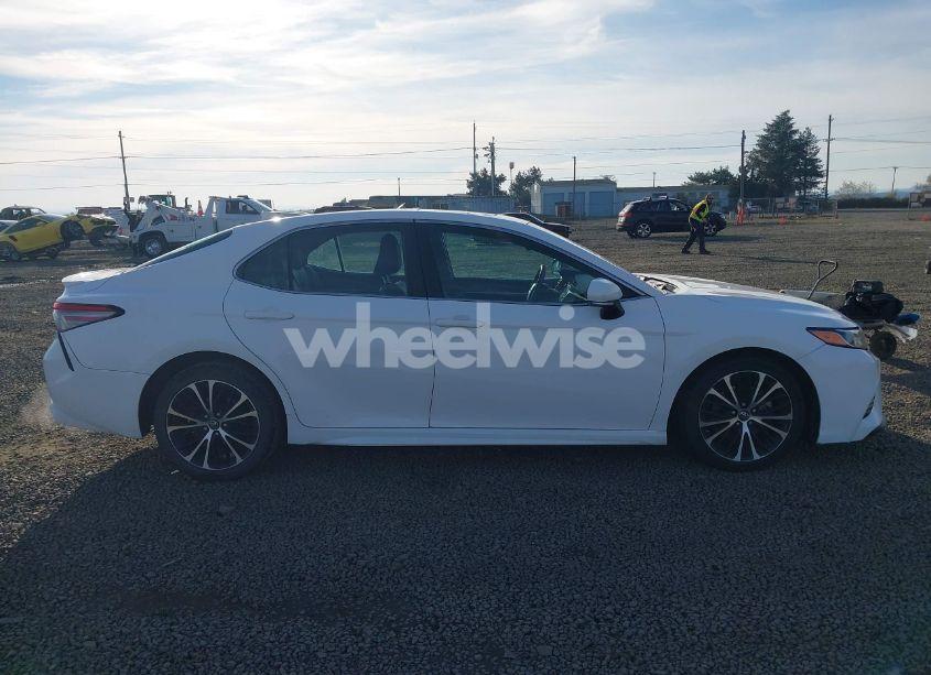 Photo 13 of 2018 Toyota Camry SE (VIN 4T1B11HK0JU138144)