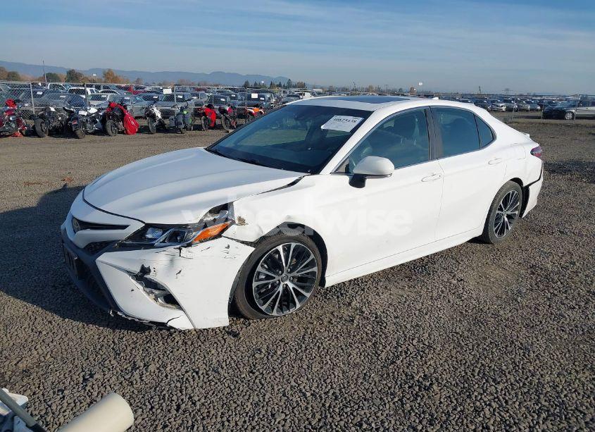 Photo 2 of 2018 Toyota Camry SE (VIN 4T1B11HK0JU138144)