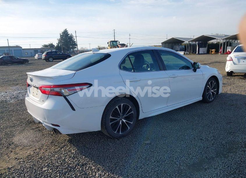 Photo 4 of 2018 Toyota Camry SE (VIN 4T1B11HK0JU138144)