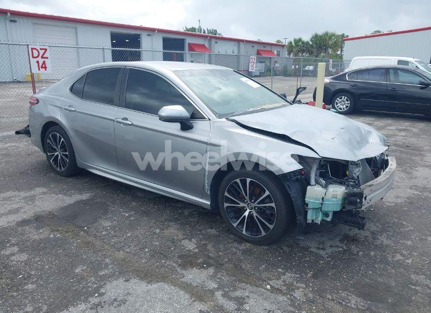 2018 Toyota Camry SE (VIN 4T1B11HK0JU147619) main photo