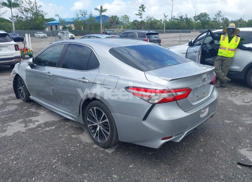 Photo 3 of 2018 Toyota Camry SE (VIN 4T1B11HK0JU147619)
