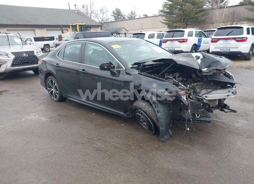 2018 Toyota Camry SE (VIN 4T1B11HK0JU152125) main photo