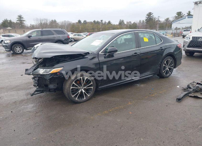 Photo 2 of 2018 Toyota Camry SE (VIN 4T1B11HK0JU152125)