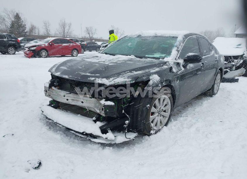Photo 2 of 2018 Toyota Camry LE (VIN 4T1B11HK0JU152836)