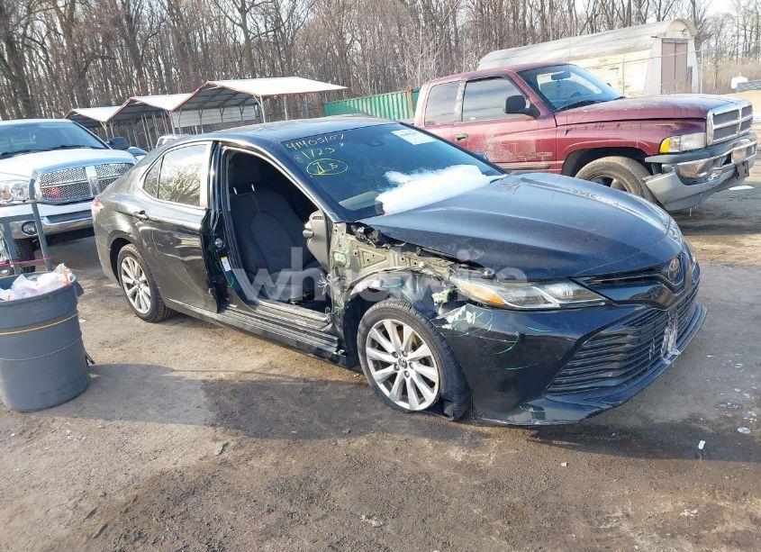 2018 Toyota Camry LE (VIN 4T1B11HK0JU509707) main photo