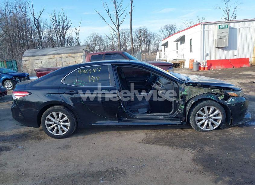 Photo 13 of 2018 Toyota Camry LE (VIN 4T1B11HK0JU509707)