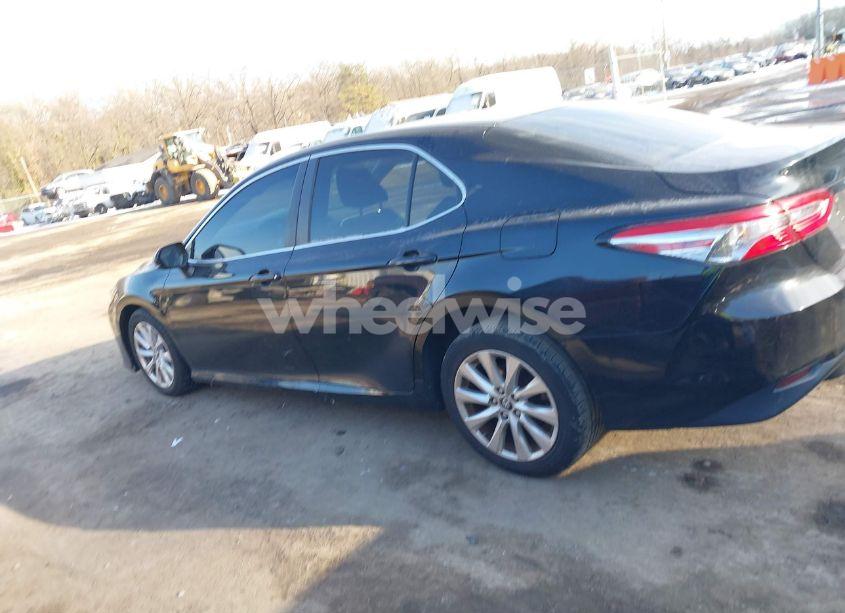 Photo 14 of 2018 Toyota Camry LE (VIN 4T1B11HK0JU509707)