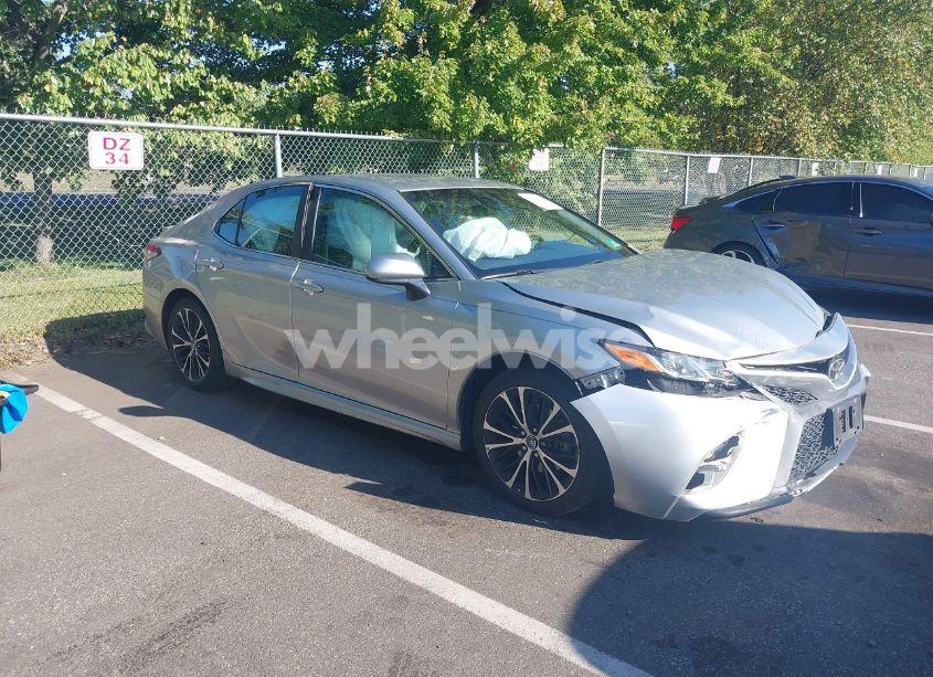 2018 Toyota Camry SE (VIN 4T1B11HK0JU527348) main photo