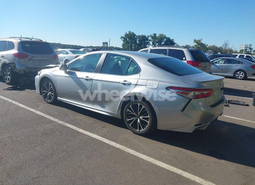 Photo 3 of 2018 Toyota Camry SE (VIN 4T1B11HK0JU527348)