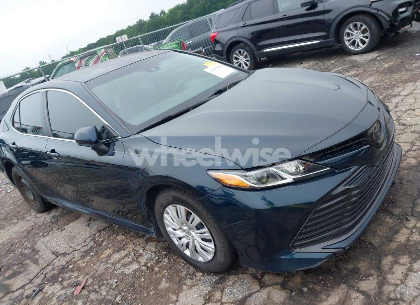 2018 Toyota Camry L/LE/SE/XLE (VIN 4T1B11HK0JU534154) main photo
