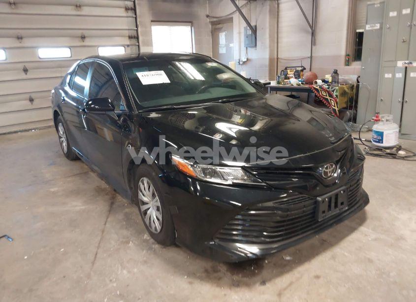 2018 Toyota Camry L (VIN 4T1B11HK0JU550497) main photo