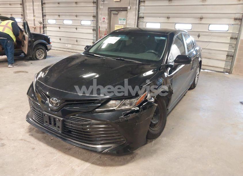 Photo 2 of 2018 Toyota Camry L (VIN 4T1B11HK0JU550497)