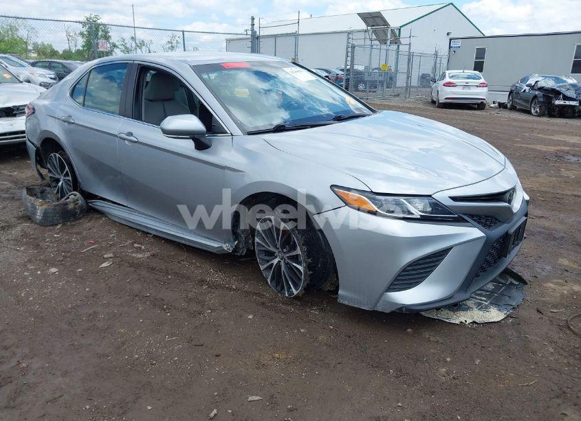 2018 Toyota Camry SE (VIN 4T1B11HK0JU559930) main photo