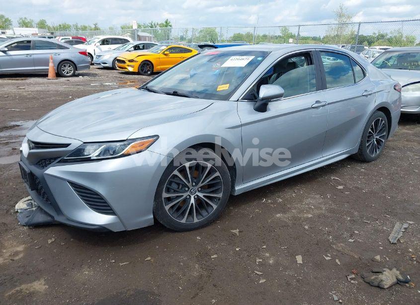 Photo 2 of 2018 Toyota Camry SE (VIN 4T1B11HK0JU559930)