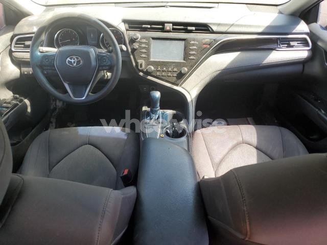 2018 TOYOTA CAMRY L (VIN 4T1B11HK0JU560043) main photo