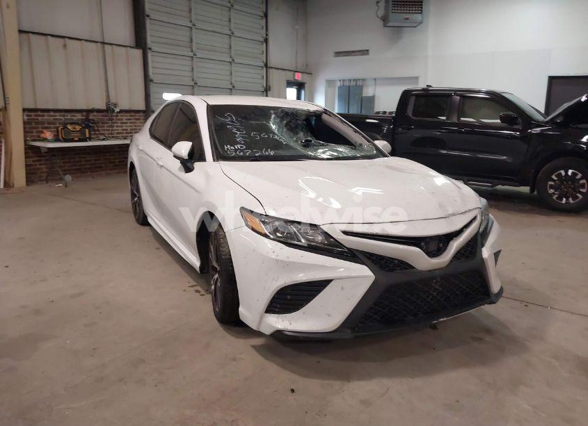 2018 Toyota Camry SE (VIN 4T1B11HK0JU567266) main photo
