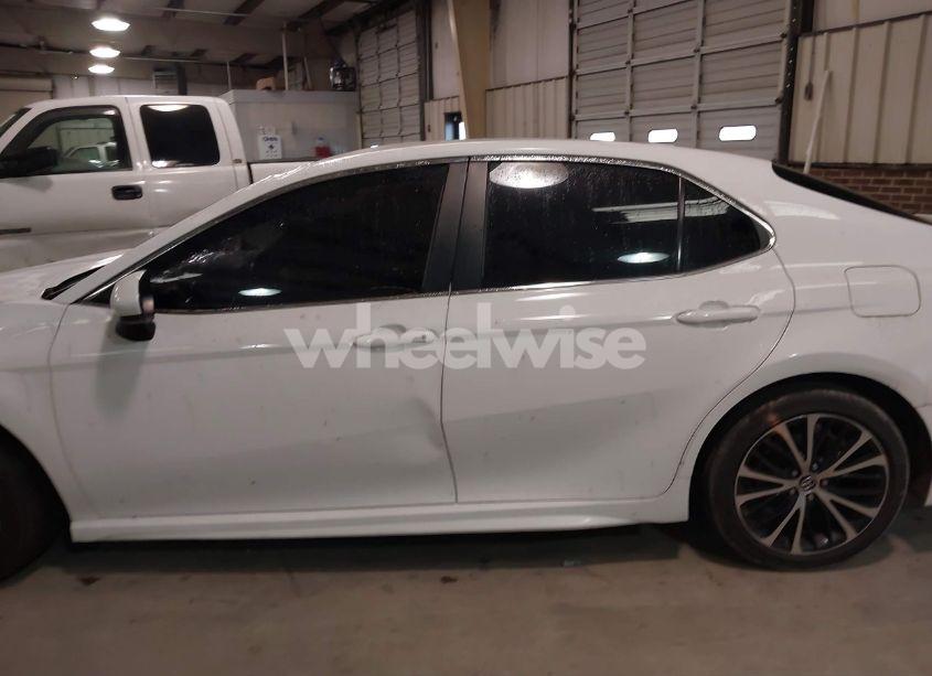 Photo 14 of 2018 Toyota Camry SE (VIN 4T1B11HK0JU567266)