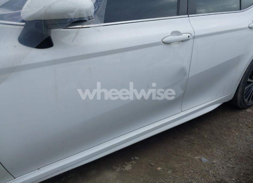 Photo 18 of 2018 Toyota Camry SE (VIN 4T1B11HK0JU567266)