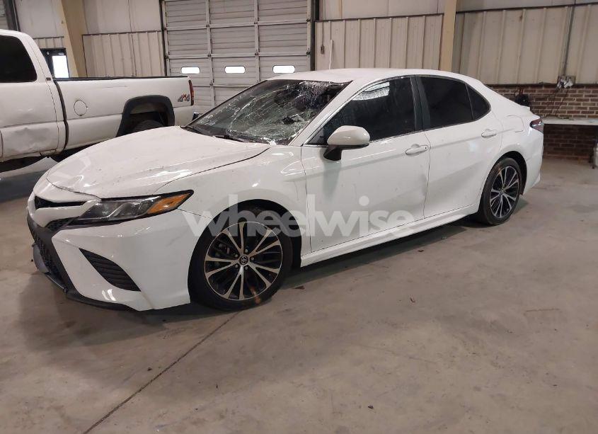 Photo 2 of 2018 Toyota Camry SE (VIN 4T1B11HK0JU567266)