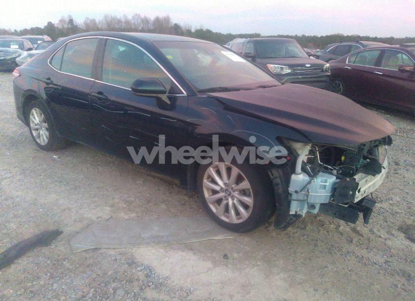 2018 Toyota Camry LE (VIN 4T1B11HK0JU570233) main photo