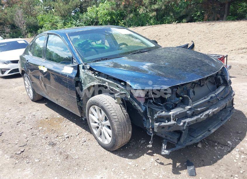 2018 Toyota Camry LE (VIN 4T1B11HK0JU575125) main photo