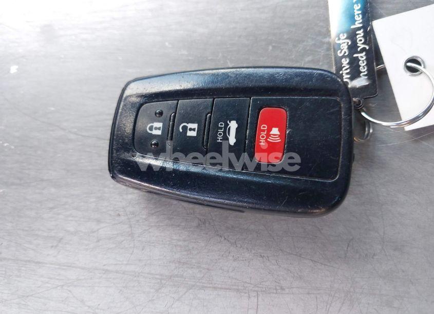 Photo 11 of 2018 Toyota Camry LE (VIN 4T1B11HK0JU575125)