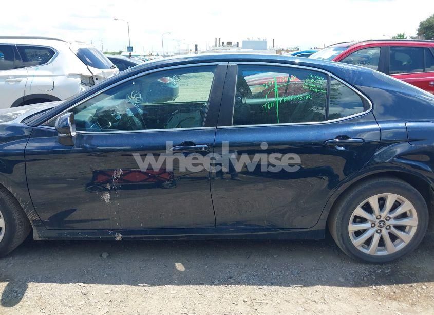 Photo 15 of 2018 Toyota Camry LE (VIN 4T1B11HK0JU575125)