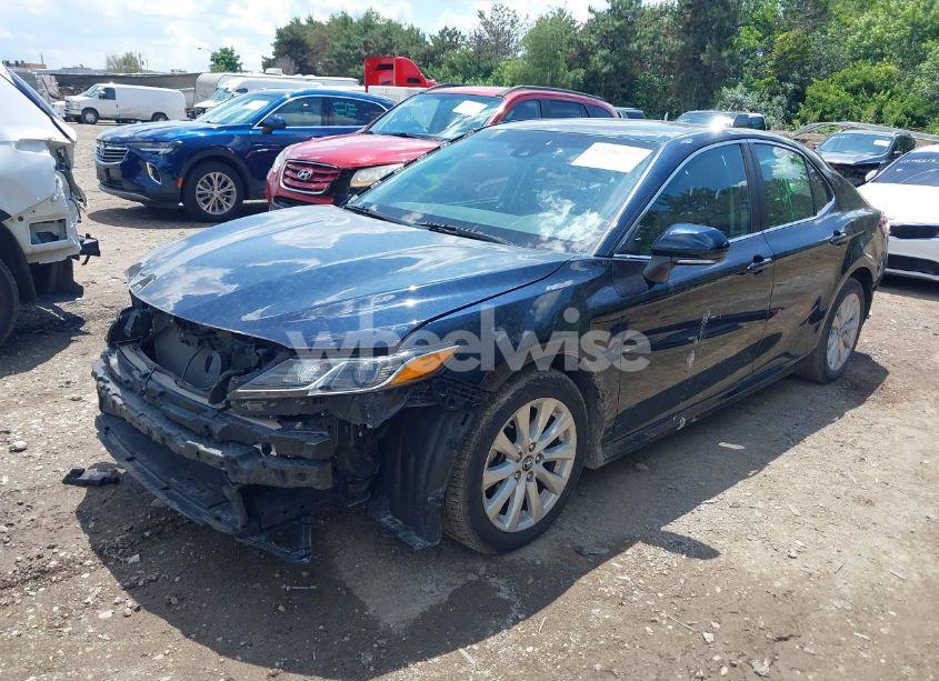 Photo 2 of 2018 Toyota Camry LE (VIN 4T1B11HK0JU575125)